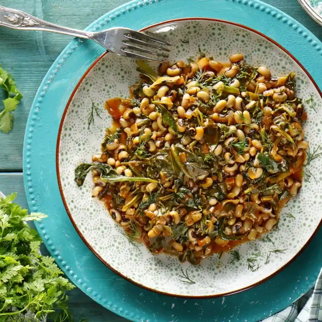 Φασόλια μαυρομάτικα με τσιγαρολάχανα