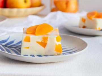 Γιαουρτογλυκό με ζελέ ροδάκινο