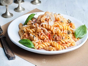 Βίδες με κρέμα τυριού και σάλτσα ντομάτας