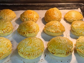 Σφολιατάκια με προσούτο, μοτσαρέλα και βασιλικό