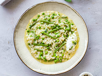 Εύκολο ριζότο με φασολάκια, αρακά και δυόσμο