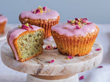 Cupcakes με γλάσο τριαντάφυλλο και φιστίκι