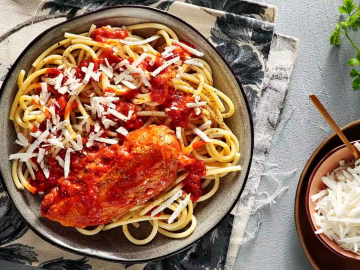 Κόκορας κοκκινιστός με μακαρόνια