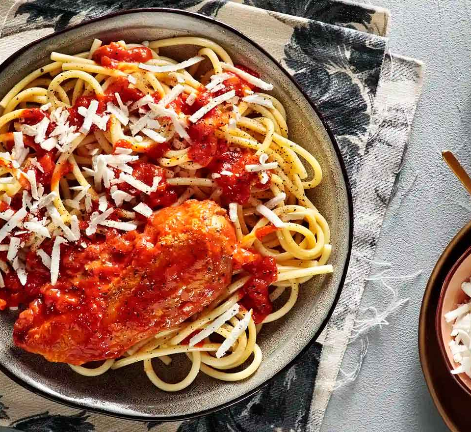 κοκορασ κοκκινιστοσ με μακαρονια