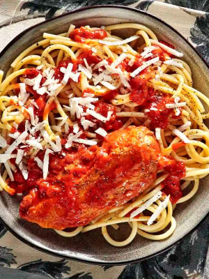 Κόκορας κοκκινιστός με μακαρόνια