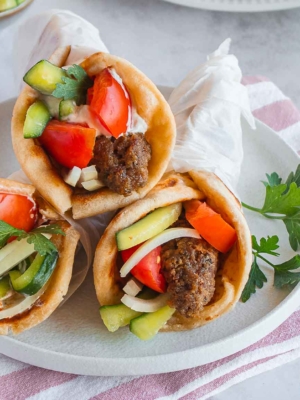 Μπιφτεκάκια σουβλάκι σε πίτα