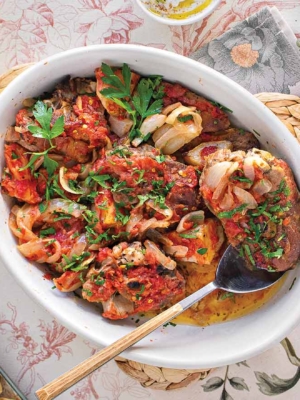 Αρνίσια παϊδάκια με κόκκινη σάλτσα