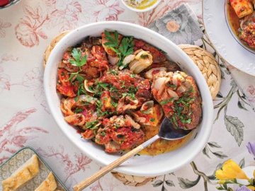 Αρνίσια παϊδάκια με κόκκινη σάλτσα