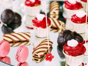 Τα γλυκά κεράσματα της γιορτής και της χαράς