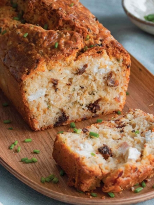 Κέικ με ξινόγαλο, ανθότυρο και λιαστή ντομάτα