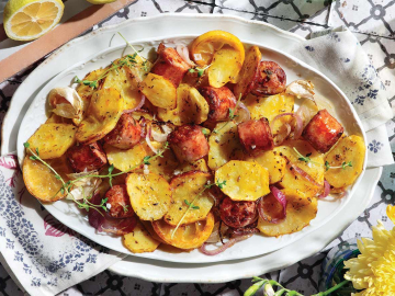 Λουκάνικα με πατάτες στο φούρνο