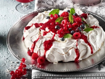 Πάβλοβα με φρούτα του δάσους