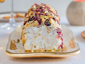 Αλμυρός κορμός τυριού με ξηρούς καρπούς