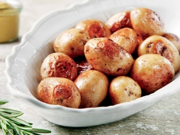 Μελωµένες baby πατάτες µε δεντρολίβανο