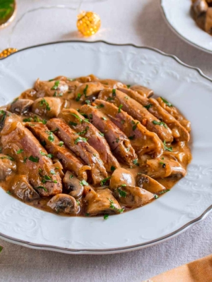 Φιλετάκια μοσχαρίσια με μανιτάρια και κρεμώδη σάλτσα