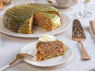 Λαχανόπιτα και σάλτσα γιαουρτιού