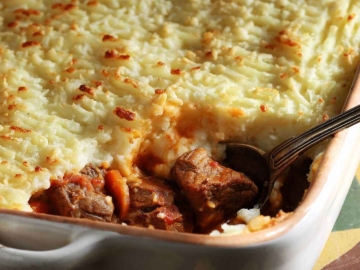 Μοσχαράκι κοκκινιστό με πουρέ ογκρατέν