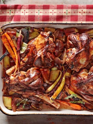 Αρνί κότσι με πολύχρωμα καρότα