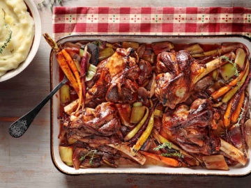 Αρνί κότσι με πολύχρωμα καρότα