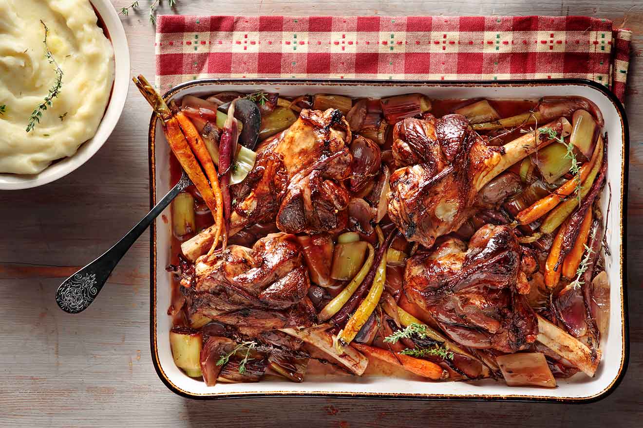 Αρνί κότσι με πολύχρωμα καρότα