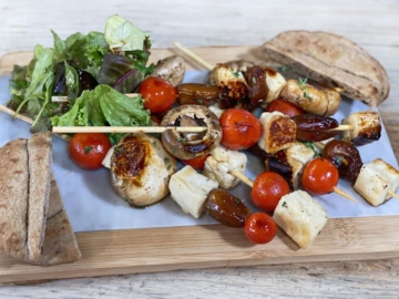 Σουβλάκι με μανιτάρια και χαλούμι