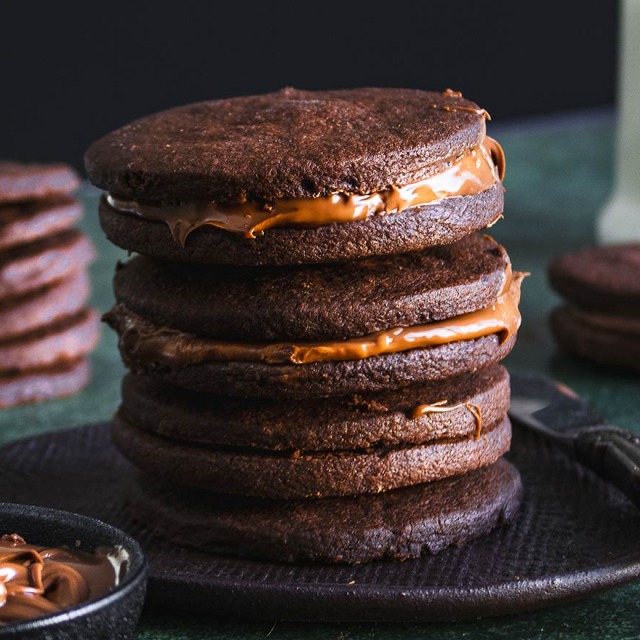 Μπισκότα γεμιστά με πραλίνα φουντουκιού