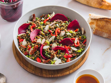Πίκλα παντζαριού με φακές και dressing λιαστής ντομάτας