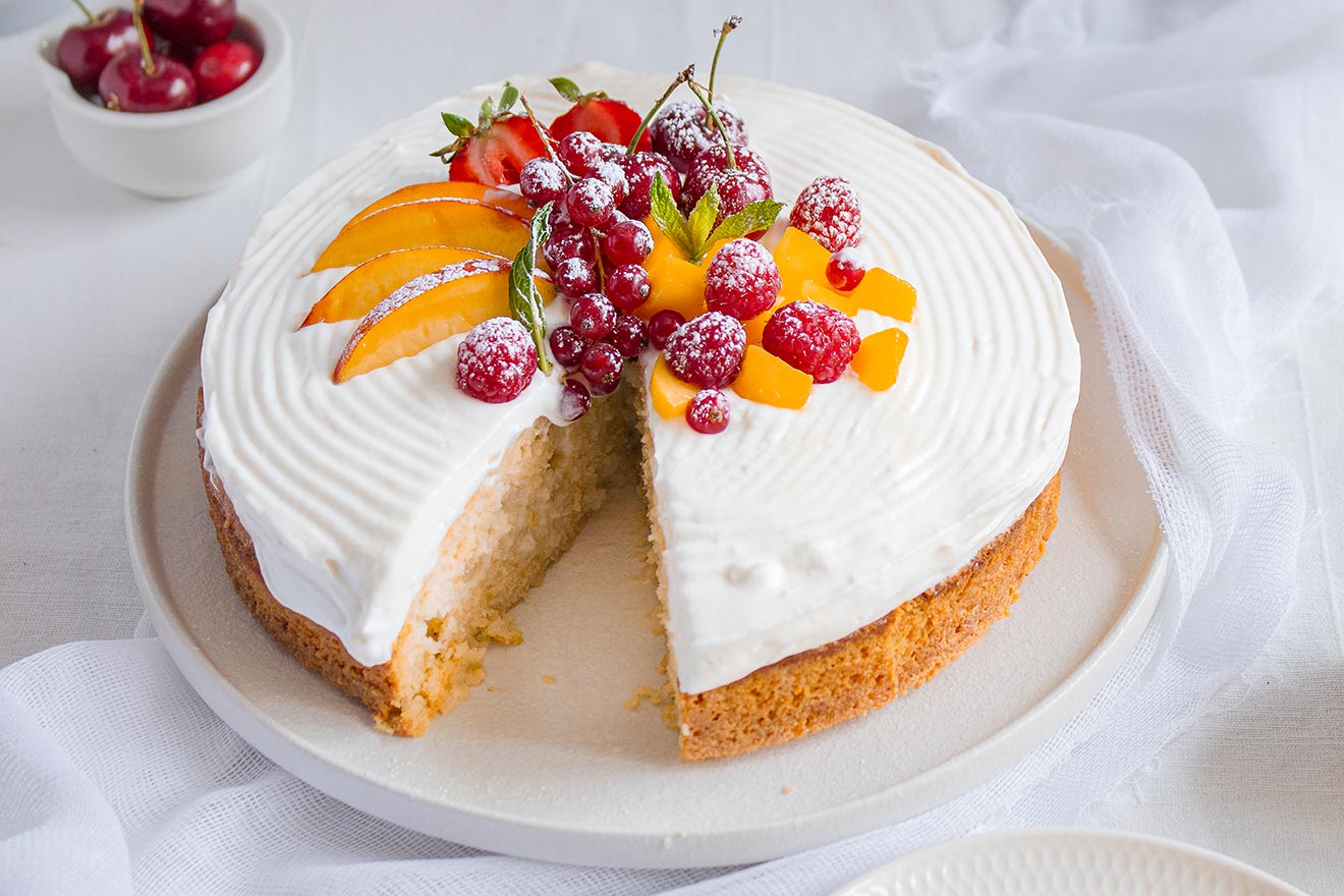 Ζουμερό γλυκό ψυγείου με φρούτα εποχής