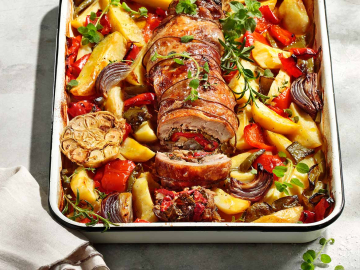 Αρνί ρολό στο φούρνο με πατάτες και κεφαλογραβιέρα