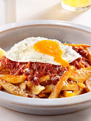 Πατάτες τηγανίτες με αυγό και λουκάνικο