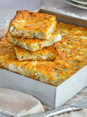 Εύκολη κρεμμυδόπιτα με ανάμεικτα τυριά