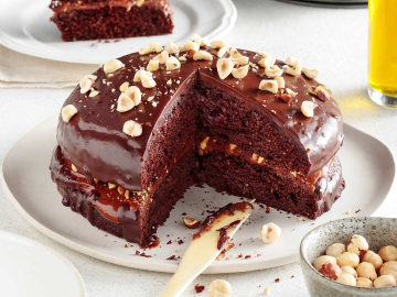 Κέικ με φουντούκια και γλάσο σοκολάτας