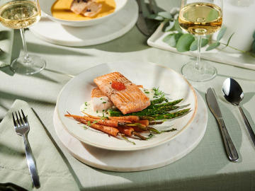 Σολομός με γλασαρισμένα λαχανικά και σάλτσα Prosecco