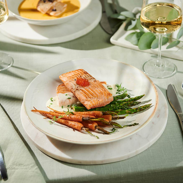 Σολομός με γλασαρισμένα λαχανικά και σάλτσα Prosecco