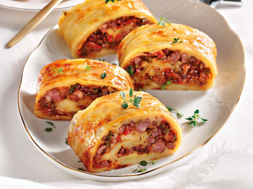 Τραγανό ρολό πατάτας με γέμιση λουκάνικου και τυριών