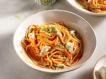 Σπαγγέτι παρμεζάνα με κρέμα ντομάτας