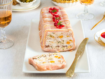 Τερίνα κοτόπουλου και χοιρινού με κάστανα και μπέικον