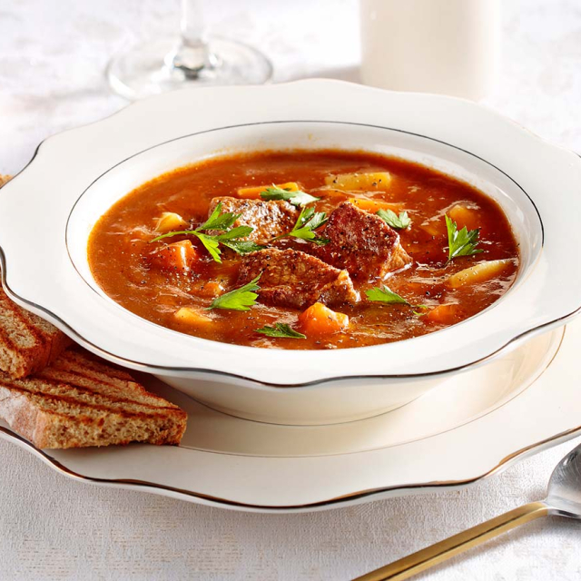 Γκούλας (goulash) – Πικάντικη κόκκινη σούπα με μοσχάρι
