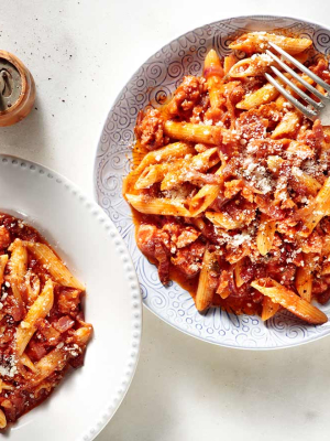 Πένες με λουκάνικο salsiccia και guanciale