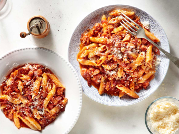 Πένες με λουκάνικο salsiccia και guanciale