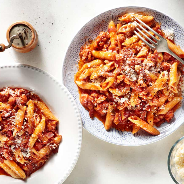 Πένες με λουκάνικο salsiccia και guanciale