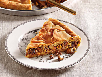 Πρασόπιτα με κιμά και ξηρούς καρπούς σε σπιτικό φύλλο