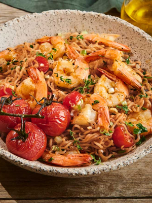 Γαρίδες με γλασαρισμένα ντοματίνια και νουντλς