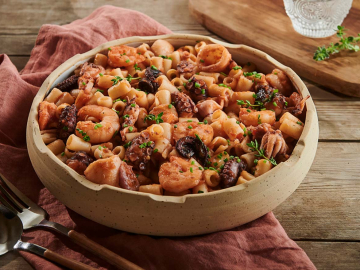 Γιουβέτσι με θαλασσινά και κοφτό μακαρονάκι