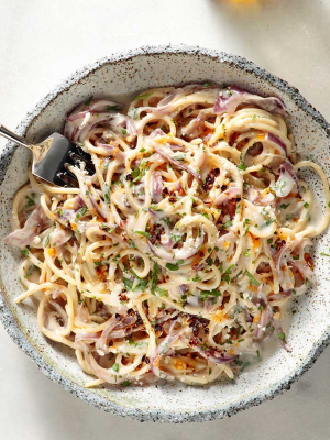 Μακαρονάδα με καραμελωμένα κρεμμύδια & λάδι τσίλι