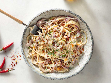 Μακαρονάδα με καραμελωμένα κρεμμύδια & λάδι τσίλι