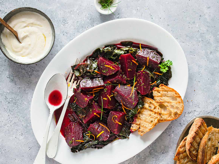 Σαλάτα με παντζαρόφυλλα και μαριναρισμένα παντζάρια