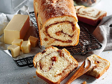 Αφράτο ψωμί με σταφίδες και κανέλα