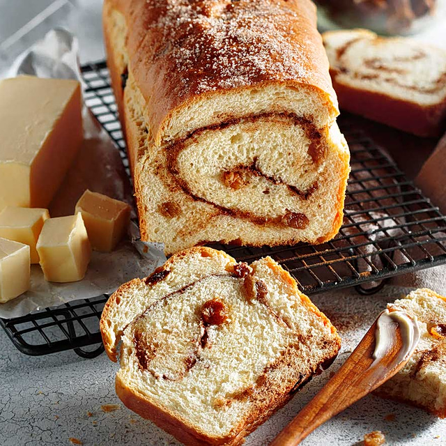 Αφράτο ψωμί με σταφίδες και κανέλα