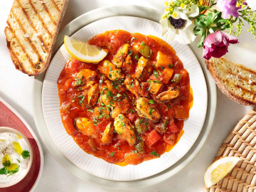 Μύδια γιαχνί με πατάτες και πιπεριές